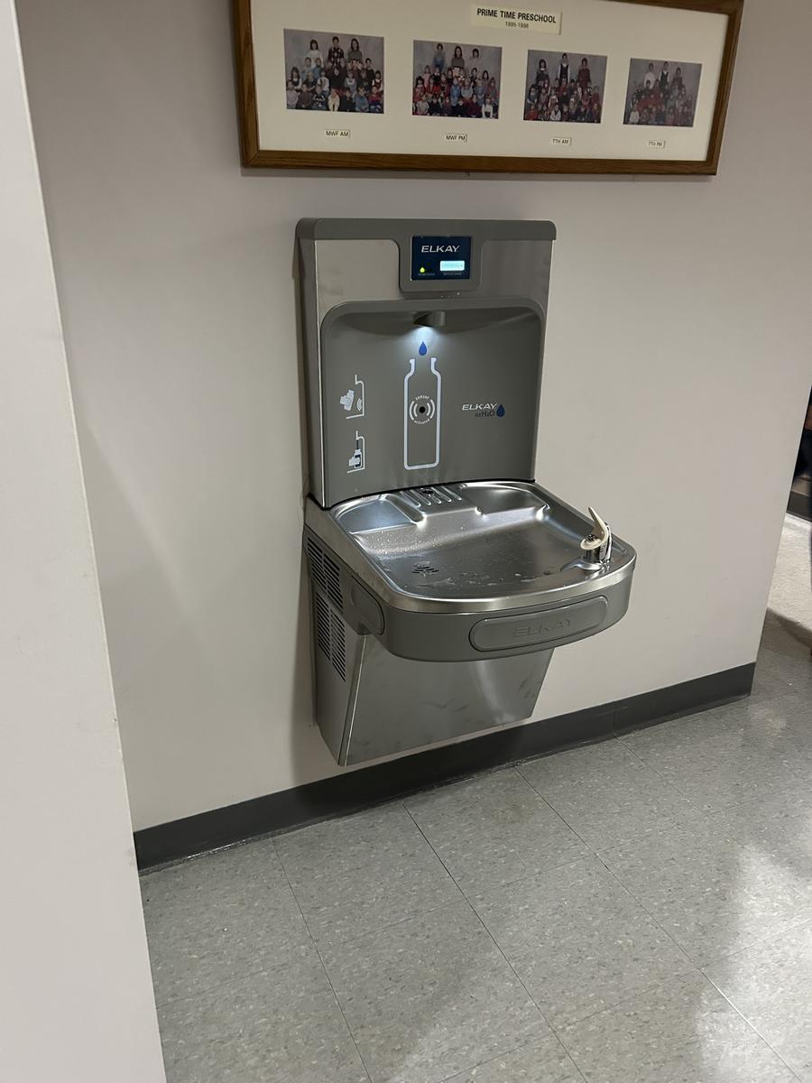 Commercial bottle-filling drinking fountain installation